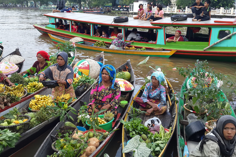 floating market borneo island
